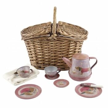 Zestaw herbaciany dla dzieci z motywem piesków w wiklinowym koszu z dzbankiem filiżankami talerzykami i sztućcami. Egmont Toys Zestaw herbaciany w wiklinowym koszu Pieski