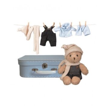 Pluszowy miś w czarnych spodenkach i beżowej czapce z szalikiem ubranka dla misia zawieszone na sznurku niebieska walizka dla dziecka. Egmont Toys Miś Morris z ubraniami w walizce