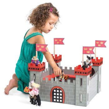 Drewniany zamek dla lalek szary z czerwonymi wieżami i flagami dziewczynka bawi się zabawką dla dzieci. Le Toy Van Pierwszy zamek domek dla lalek dzieci My First Castle