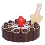 Drewniany tort czekoladowy do zabawy z czerwonym truskawkowym dekoracyjnym elementem i różową świeczką dla dzieci. Le Toy Van Drewniany tort czekoladowy odgrywanie ról