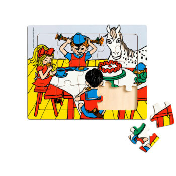 Drewniane puzzle 15 elementów z postaciami dzieci i koniem przy stole z tortem dla dzieci. Pippi Drewniane puzzle Langstrumpf 15 szt