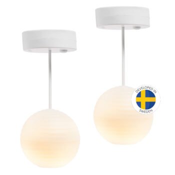 Zestaw dwóch białych lamp sufitowych z kulistymi kloszami do domku dla lalek. Lundby Oświetlenie domku dla lalek zestaw wyposażenie lampy domki