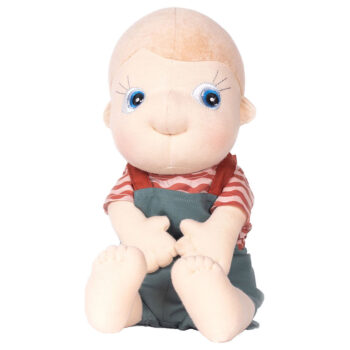 Miękka szmaciana lalka z dużymi niebieskimi oczami ubrana w pasiasty różowo biały t-shirt i zielone spodnie dla dziecka. Rubens Barn Miękka lalka ekologiczny termofor Celsius Tummies