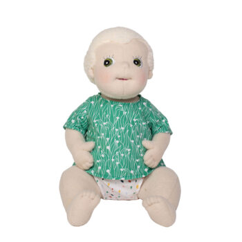 Szmaciana anatomiczna lalka sensoryczna w zielonej bluzce dla niemowlaka. Rubens Barn Anatomiczna lalka sensoryczna Carl Baby