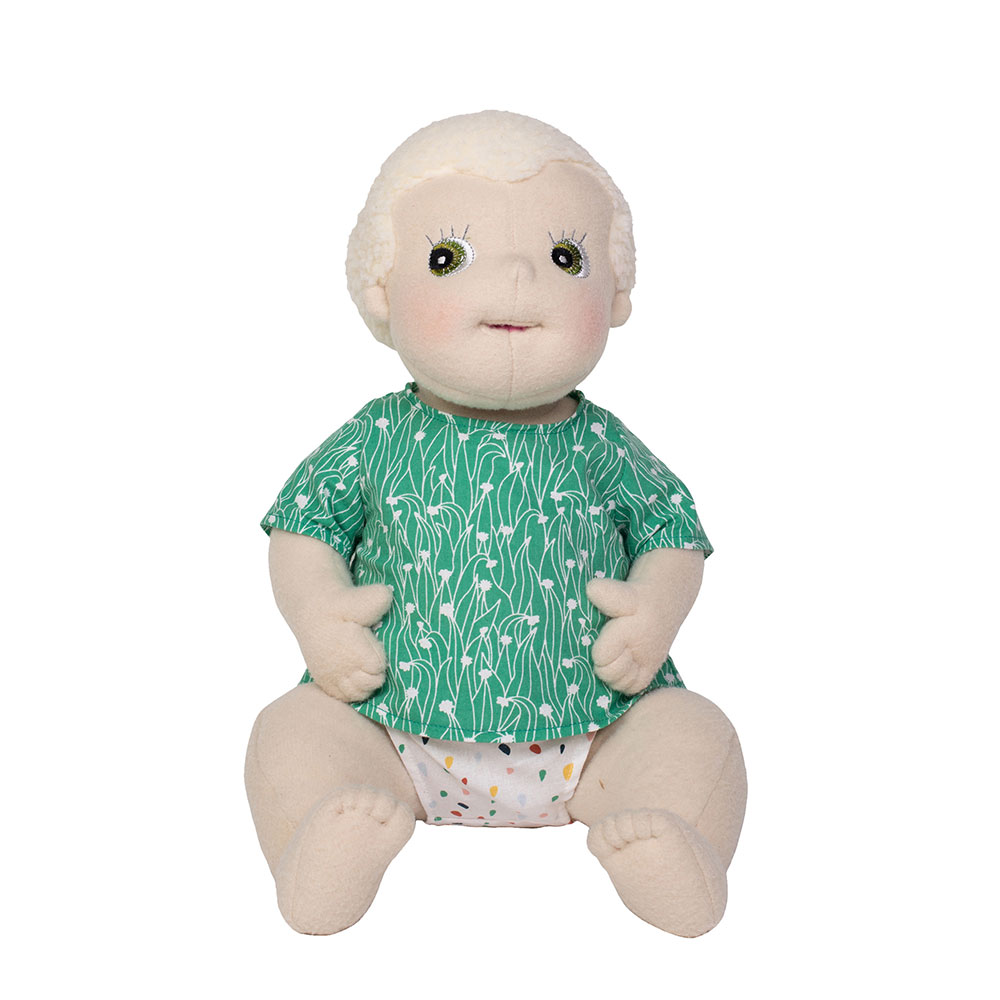 Szmaciana anatomiczna lalka sensoryczna w zielonej bluzce dla niemowlaka. Rubens Barn Anatomiczna lalka sensoryczna Carl Baby