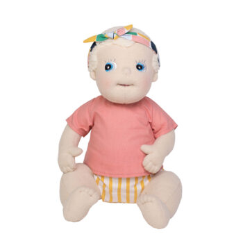 Szmaciana lalka sensoryczna anatomiczna dla niemowlaka ubrana w różową bluzkę i majtki w paski z opaską na głowie. Rubens Barn Anatomiczna lalka sensoryczna Esme Baby