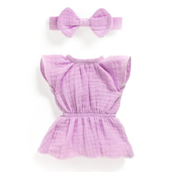Fioletowa sukienka i opaska z kokardą dla lalki z lekkiego materiału. Djeco Kompl. ubrań VIOLETTE 2 elem. LOVELY POMEA