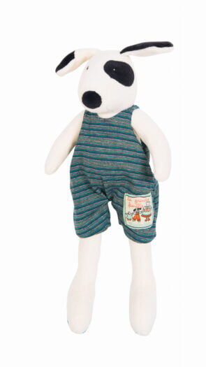Pluszowa maskotka piesek w białym kolorze z czarnymi łatami ubrany w zielono niebieski kombinezon dla dziecka. Moulin Roty Maskotka pies Julius 30cm