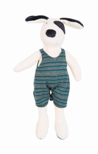 Materiałowa maskotka piesek w białym kolorze z czarnymi łatami ubrany w zielono-niebieski kombinezon dla dziecka. Moulin Roty Materiałowa maskotka piesek Julius 20 cm