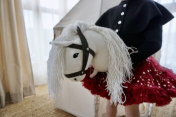 dziewczynka bawi się koniem na patyku hobby horse