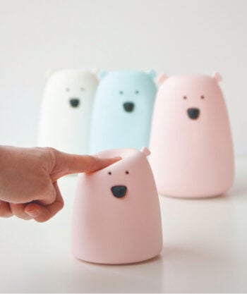 Mała różowa silikonowa lampka nocna w kształcie misia dla dziecka w tle niebieska i biała lampka w kształcie misia. Rabbit&Friends Miś Mały Lampka Silikonowa Różowa