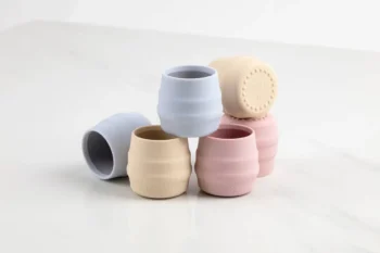 Zestaw dwóch silikonowych kubeczków dla niemowląt w kolorach różowym i beżowym. BiBADO Zestaw 2 kubeczków Sippit 2-pak 6 miesięcy+ Blush