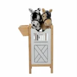 Drewniana boks dla dwóch koni hobby horse z białymi drzwiami i otworami dla głów pluszowe głowy koni czarno-biała i beżowa dla dziecka. byAstrup Boks dla 2 koni Hobby Horse