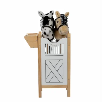 Drewniana boks dla dwóch koni hobby horse z białymi drzwiami i otworami dla głów pluszowe głowy koni czarno-biała i beżowa dla dziecka. byAstrup Boks dla 2 koni Hobby Horse