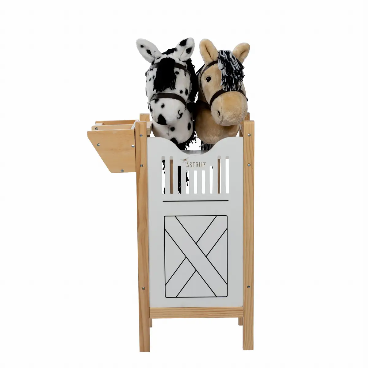 Drewniana boks dla dwóch koni hobby horse z białymi drzwiami i otworami dla głów pluszowe głowy koni czarno-biała i beżowa dla dziecka. byAstrup Boks dla 2 koni Hobby Horse