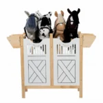 Drewniana boks dla czterech koni hobby horse z otwieranymi drzwiami i bocznymi półkami. byAstrup Boks dla 4 koni Hobby Horse