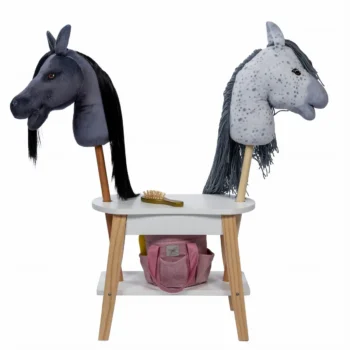 Biały stół do pielęgnacji koni z dwoma głowami koni na kijkach i szczotką na blacie. byAstrup Stół do pielegancji Hobby Horse