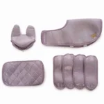 Zestaw fioletowych akcesoriów ochronnych dla mini konika 30 cm obejmujący ochraniacze i podkładkę. byAstrup Akcesoria dla konika Minis 30cm fioletowe
