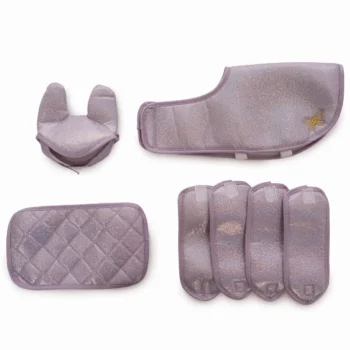 Zestaw fioletowych akcesoriów ochronnych dla mini konika 30 cm obejmujący ochraniacze i podkładkę. byAstrup Akcesoria dla konika Minis 30cm fioletowe