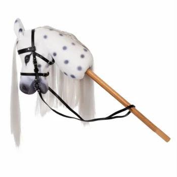 Biały koń na kiju z czarnym uzdą i długą białą grzywą dla dziecka. byAstrup Hobby Horse Koń na kiju hobbystyczny z otwartą buzią Magic N2025