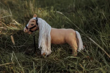 Beżowy pluszowy mini konik z długą białą grzywą i ogonem zabawka dla dziecka. byAstrup Konik Minis zabawka- Daisy 30cm Beżowy