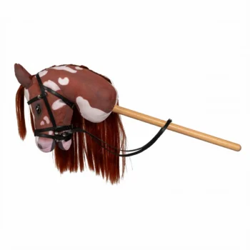 Koń na kiju hobbystyczny brązowy z białymi łatami z otwartą buzią i długą grzywą dla dziecka. byAstrup Hobby Horse Koń na kiju hobbystyczny z otwartą buzią CoCo N2025