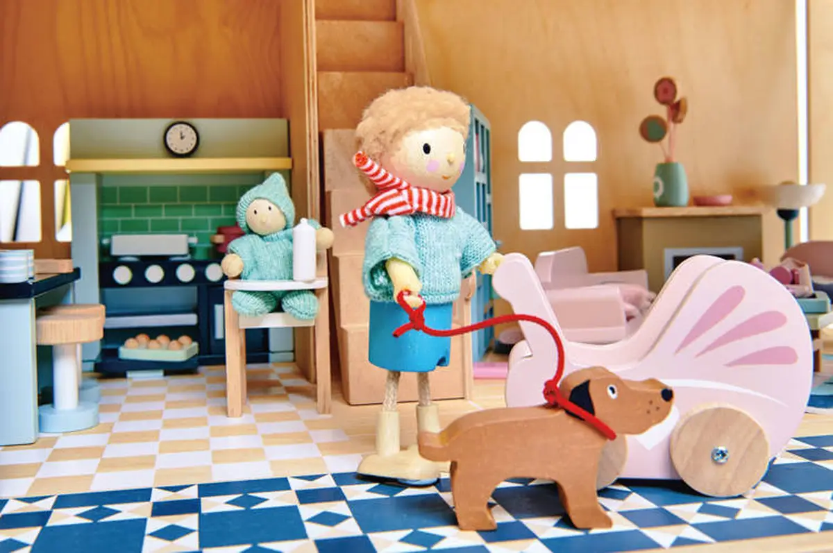 Drewniane meble do domku dla lalek kuchnia i jadalnia z lalkami i psem na smyczy dla dziecka. Tender Leaf Toys Drewniane meble do domku dla lalek mebelki dla niemowlaka