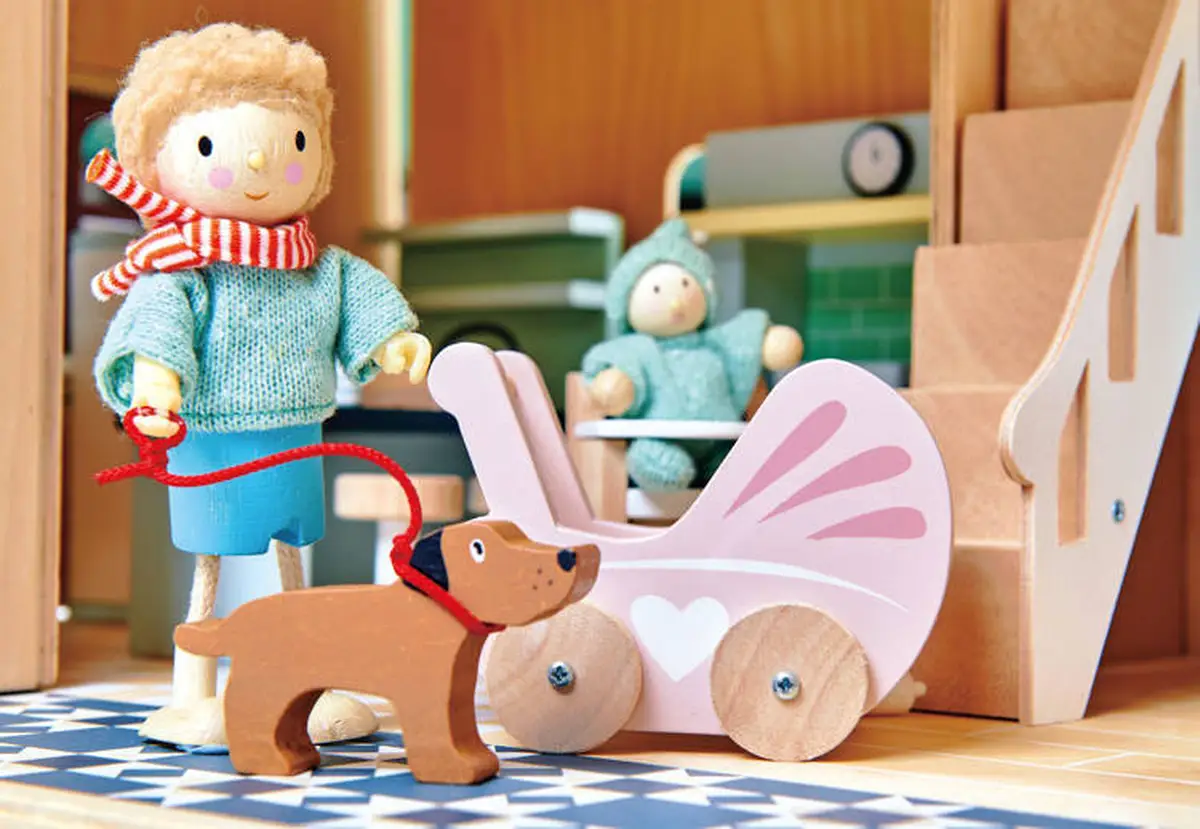 Drewniany wózek dziecięcy różowy z serduszkiem zabawka dla niemowlaka z drewnianym psem i lalką w pokoju dla lalek. Tender Leaf Toys Drewniane meble do domku dla lalek mebelki dla niemowlaka