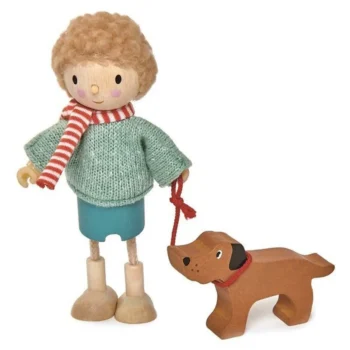 Drewniana laleczka mężczyzna w zielonym swetrze i czerwono białym szaliku z brązowym psem na smyczy do domku dla dziecka. Tender Leaf Toys Laleczka Pan Goodwood i jego pies