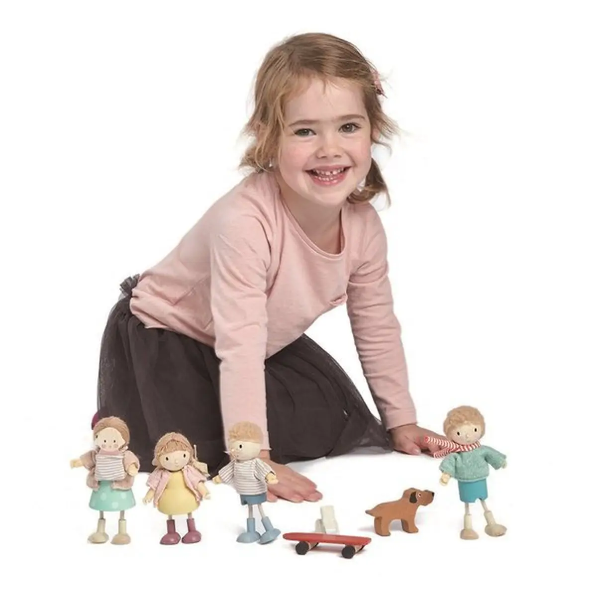 Zestaw drewnianych lalek Edward i przyjaciół z deskorolką i pieskiem do domku dla dzieci. Tender Leaf Toys Laleczka Edward na deskorolce