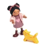 Drewniana laleczka w sukience z sercem i różowym sweterkiem z czarnymi włosami oraz żółty drewniany kotek do domku dla dzieci. Tender Leaf Toys Laleczka Ayana i jej kotek