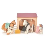 Drewniana stajnia z dwoma końmi i akcesoriami do zabawy dla dzieci. Tender Leaf Toys Drewniane figurki do zabawy stajnia z końmi