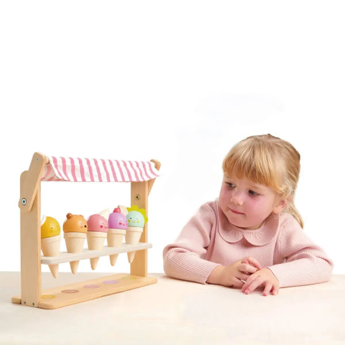 Drewniana mini lodziarnia z kolorowymi lodami w rożkach zabawka dla dziecka dziewczynka obok. Tender Leaf Toys Mini lodziarnia z lodami w rożkach
