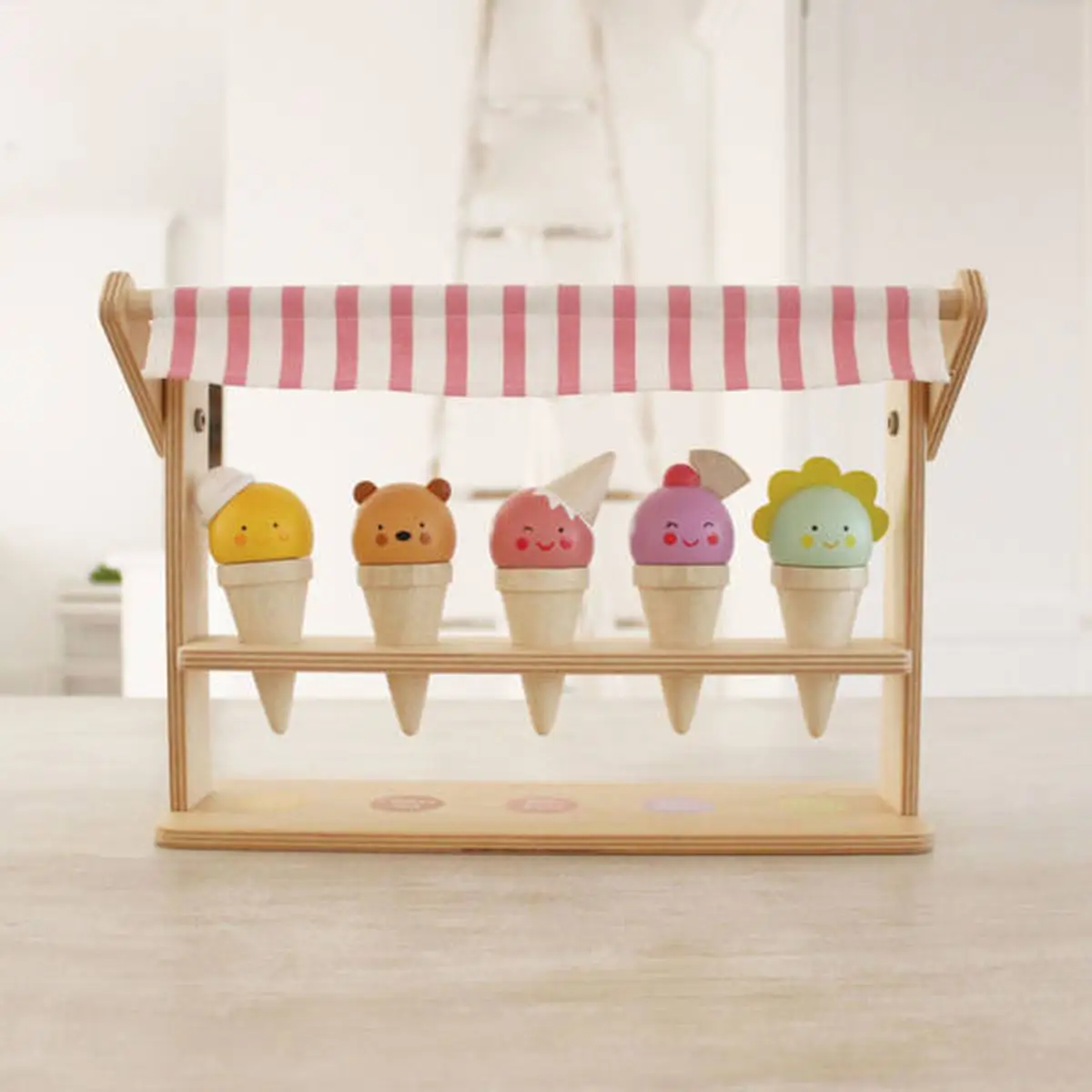 Drewniana mini lodziarnia z pięcioma kolorowymi lodami w rożkach dla dzieci. Tender Leaf Toys Mini lodziarnia z lodami w rożkach