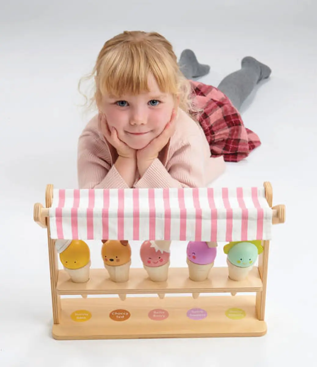 Drewniana mini lodziarnia z pięcioma kolorowymi lodami w rożkach dla dzieci z tkaninowym różowo-białym daszkiem. Tender Leaf Toys Mini lodziarnia z lodami w rożkach