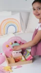 Drewniany kolorowy sklepik zabawkowy z kasą i akcesoriami dla dziecka dziewczynka bawi się sklepikiem. Tender Leaf Toys Kolorowy Sklepik Sweetie Pic’n’Mix