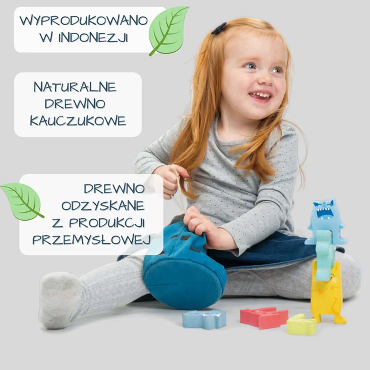 Dziewczynka bawiąca się drewnianą grą zręcznościową z kolorowymi potworami dla dzieci. Tender Leaf Toys Drewniana gra zręcznościowa Wesołe Potwory