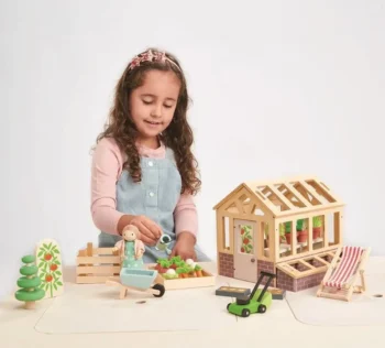 Drewniana szklarnia z akcesoriami do ogrodu zabawka dla dziecka dziewczynka bawi się w ogrodnika. Tender Leaf Toys Drewniana szklarnia
