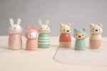 Drewniane figurki zwierząt królik i miś pastelowe kolory dla dzieci. Tender Leaf Toys Zestaw figurek Misie