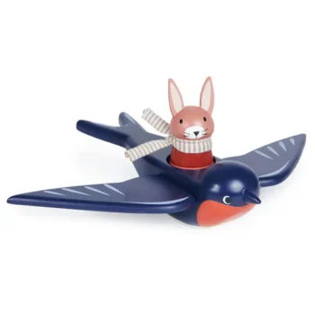 Drewniana figurka jaskółki w ciemnoniebieskim kolorze z różowym zajączkiem siedzącym na grzbiecie dla dzieci. Tender Leaf Toys Przyjaciele jaskółka i zajączek drewniane figurki