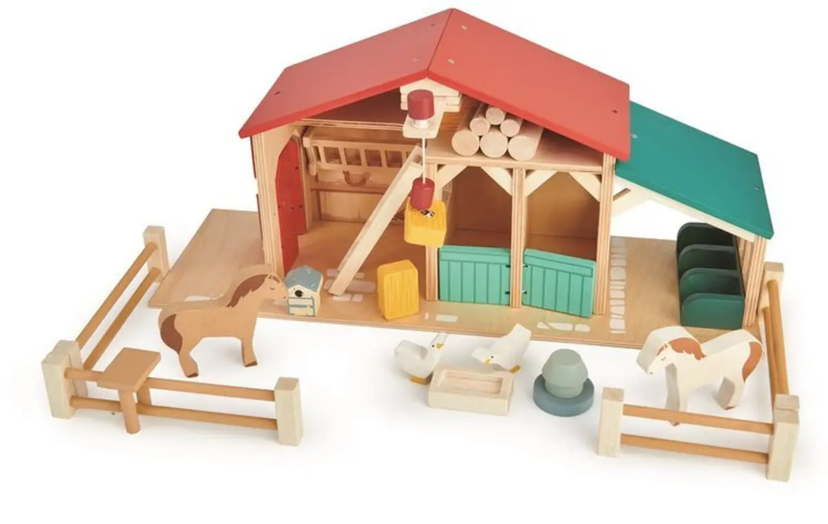 Drewniana farma z czerwonym dachem i zielonym daszkiem z figurkami zwierząt i ogrodzeniem do zabawy dla dzieci. Tender Leaf Toys Drewniane figurki do zabawy farma z zwierzątkami