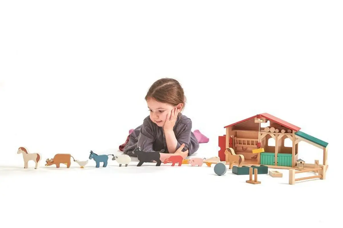Drewniane figurki zwierząt gospodarskich i budynki farmy z drewna z dzieckiem do zabawy. Tender Leaf Toys Drewniane figurki do zabawy farma z zwierzątkami