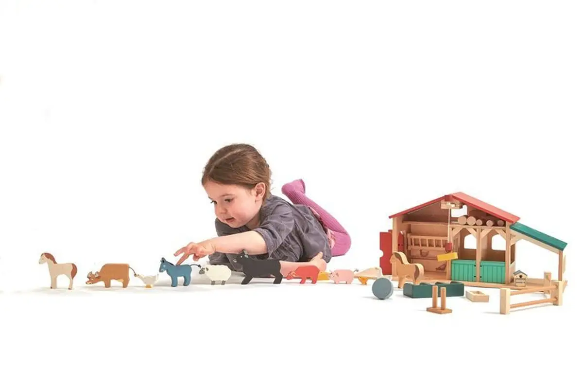 Drewniane figurki zwierząt gospodarskich i budynki farmy do zabawy dla dziecka. Tender Leaf Toys Drewniane figurki do zabawy farma z zwierzątkami