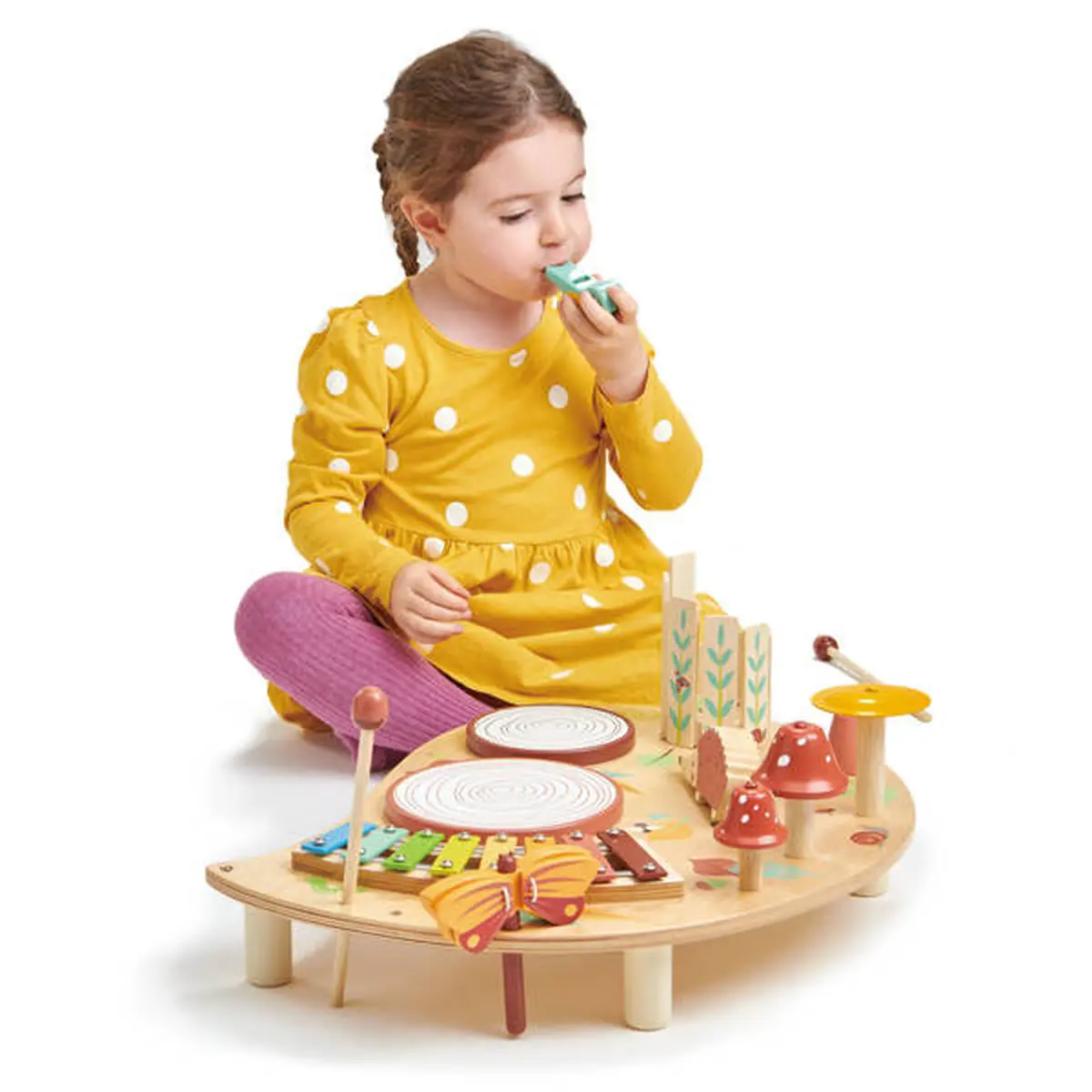 Dziecko bawiące się drewnianym stolikiem muzycznym z różnymi instrumentami dla dzieci. Tender Leaf Toys Drewniany stolik muzyczny