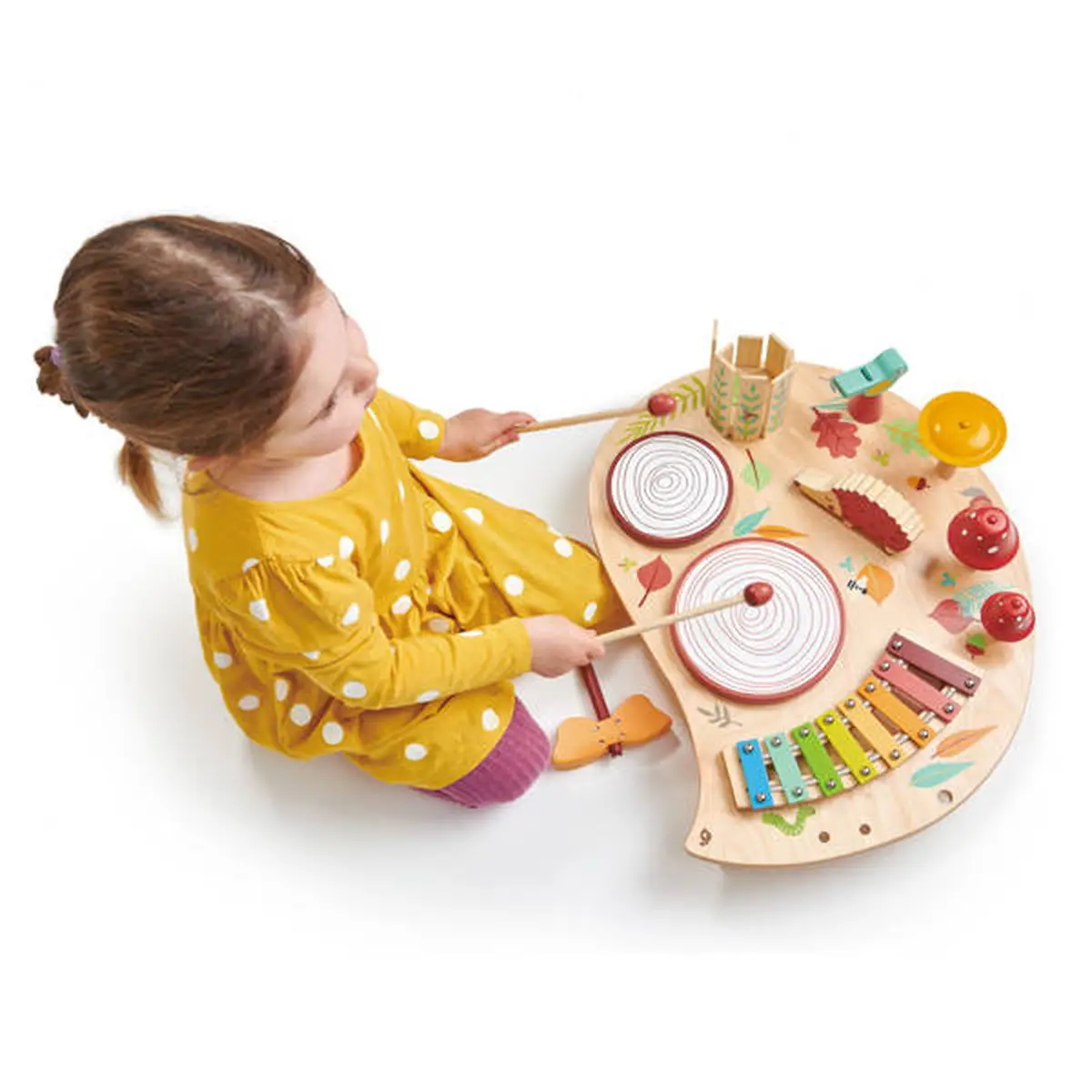 Dziewczynka bawiąca się drewnianym stolikiem muzycznym z różnymi instrumentami dla dzieci. Tender Leaf Toys Drewniany stolik muzyczny