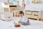 Drewniana szafka z wiklinowymi koszykami biała mebel dla dzieci w pokoju dziecięcym. Tender Leaf Toys Drewniana szafka z wiklinowymi koszykami