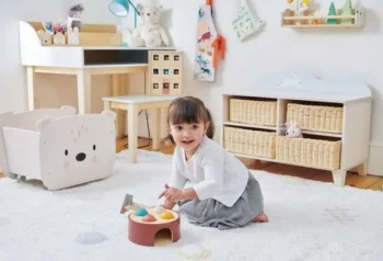 Drewniana szafka z wiklinowymi koszykami biała mebel dla dzieci w pokoju dziecięcym. Tender Leaf Toys Drewniana szafka z wiklinowymi koszykami