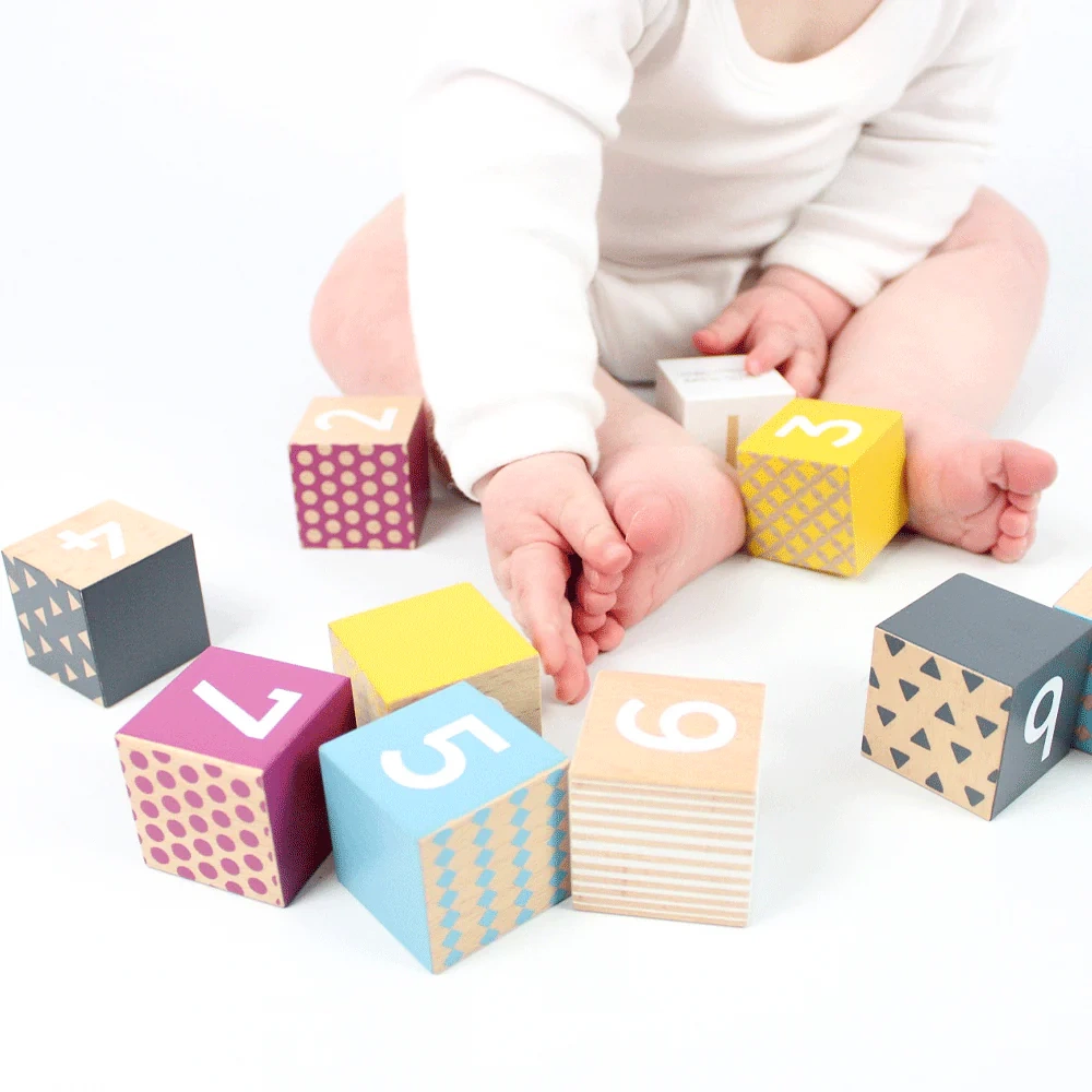 Drewniane klocki z cyframi w różnych kolorach dla niemowlaka i małego dziecka. Bigjigs Toys Drewniane klocki z cyferkami