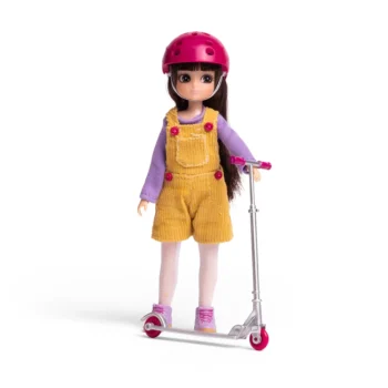 Lalka dziewczynka ubrana w żółte ogrodniczki i fioletową bluzkę na hulajnodze z różowym kaskiem dla dzieci. Bigjigs Toys Lottie Lalka z hulajnogą