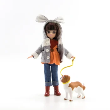 Lalka bobas ubrana w kurtkę z uszami z kapturem i jeansy z małym pieskiem na smyczy. Bigjigs Toys Lottie Lalka z pieskiem